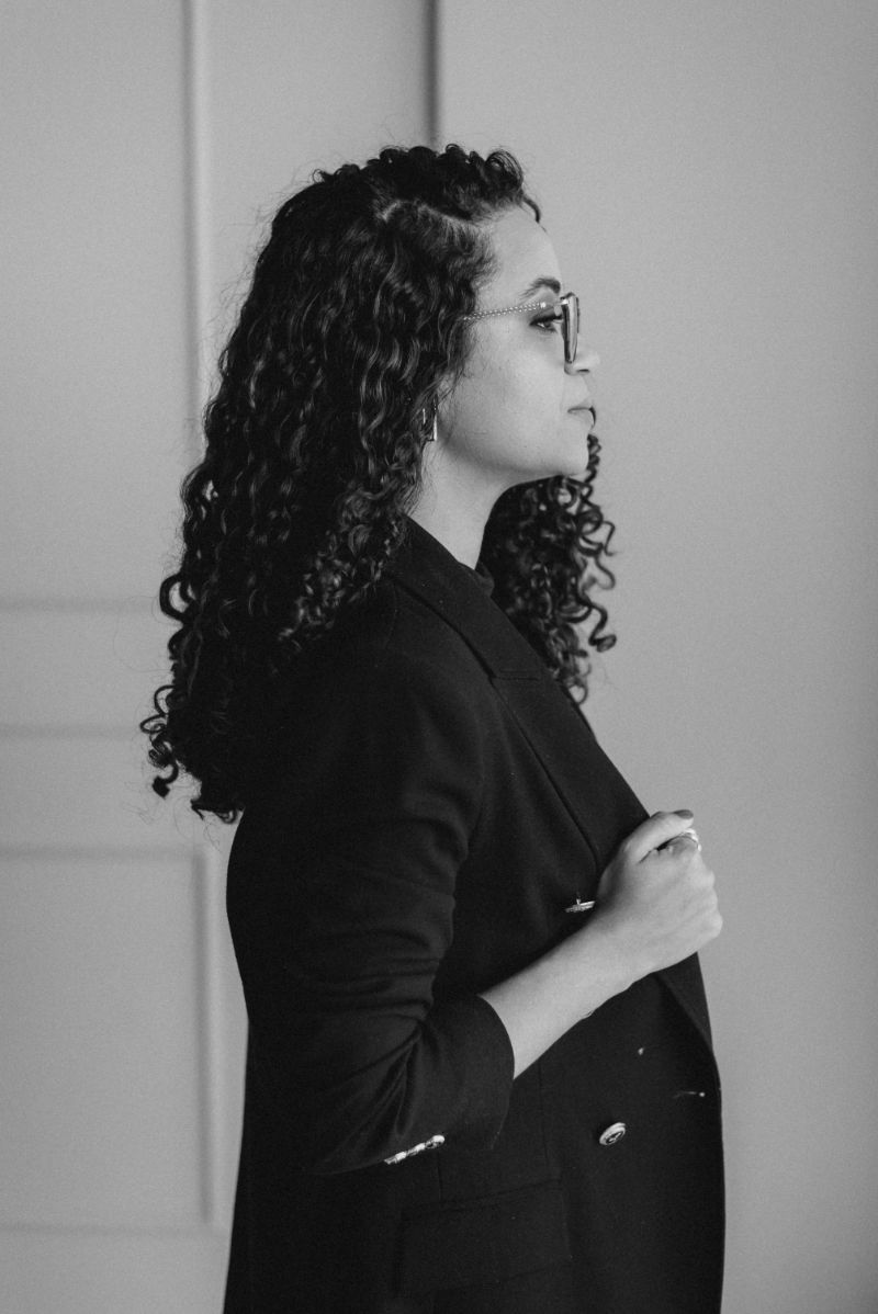 Bruna Soares de perfil, em blazer preto, retrato em preto e branco